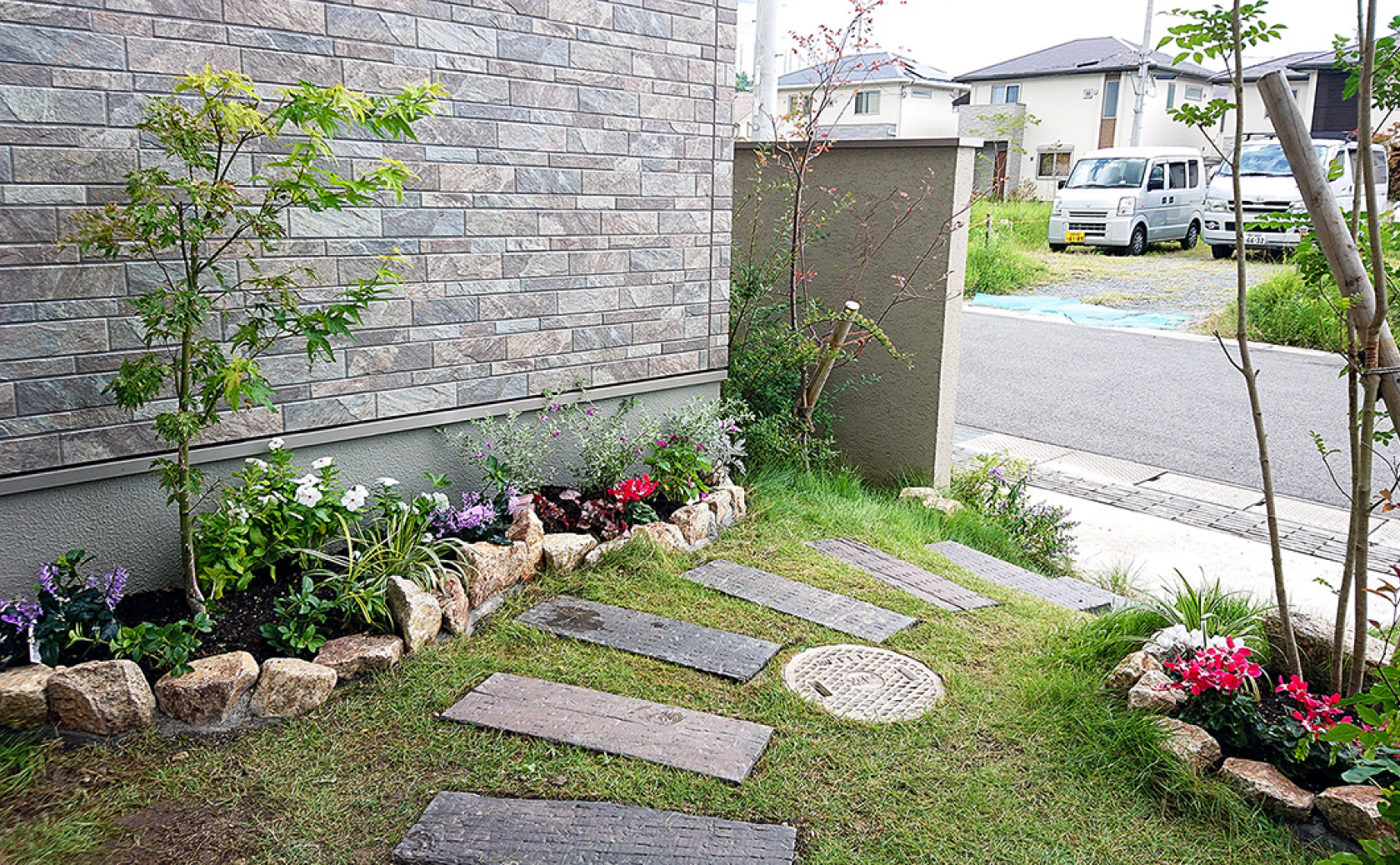 自然石の小さな花壇写真